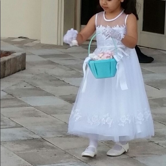 Girl’s formal white dress size 5 - Picture 3 of 11